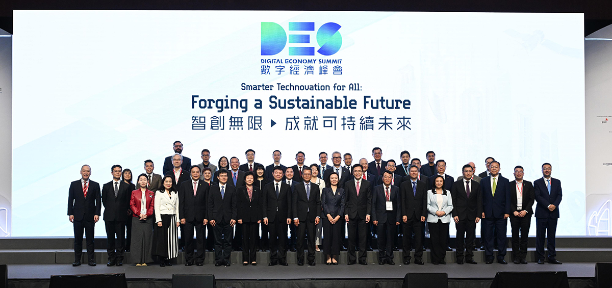 The Financial Secretary, Mr Paul Chan, attends the Visionary Forum of the Digital Economy Summit 2024 today (April 12). Photo shows (first row, from fifth left) the President of the China Internet Development Foundation, Ms Wang Xiujun; Vice Minister of the Cyberspace Administration of China Mr Wang Song; Mr Chan; Deputy Director of the Liaison Office of the Central People’s Government in the Hong Kong Special Administrative Region Ms Lu Xinning; the Secretary for Innovation, Technology and Industry, Professor Sun Dong; Deputy Party-secretary of the CPC Hefei Municipal Committee, Mayor of Hefei Municipal People’s Government, Mr Luo Yunfeng, and other guests at the forum.
