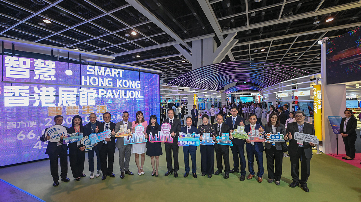 The Secretary for Innovation, Technology and Industry, Professor Sun Dong, visited the “Smart Hong Kong Pavilion” at InnoEX today (April 13). Professor Sun (centre) is pictured with the Under Secretary for Innovation, Technology and Industry, Ms Lillian Cheong (sixth left); the Government Chief Information Officer, Mr Tony Wong (seventh right); the Executive Director of the Hong Kong Trade Development Council, Ms Margaret Fong (seventh left); colleagues from the Office of the Government Chief Information Officer, and other guests.