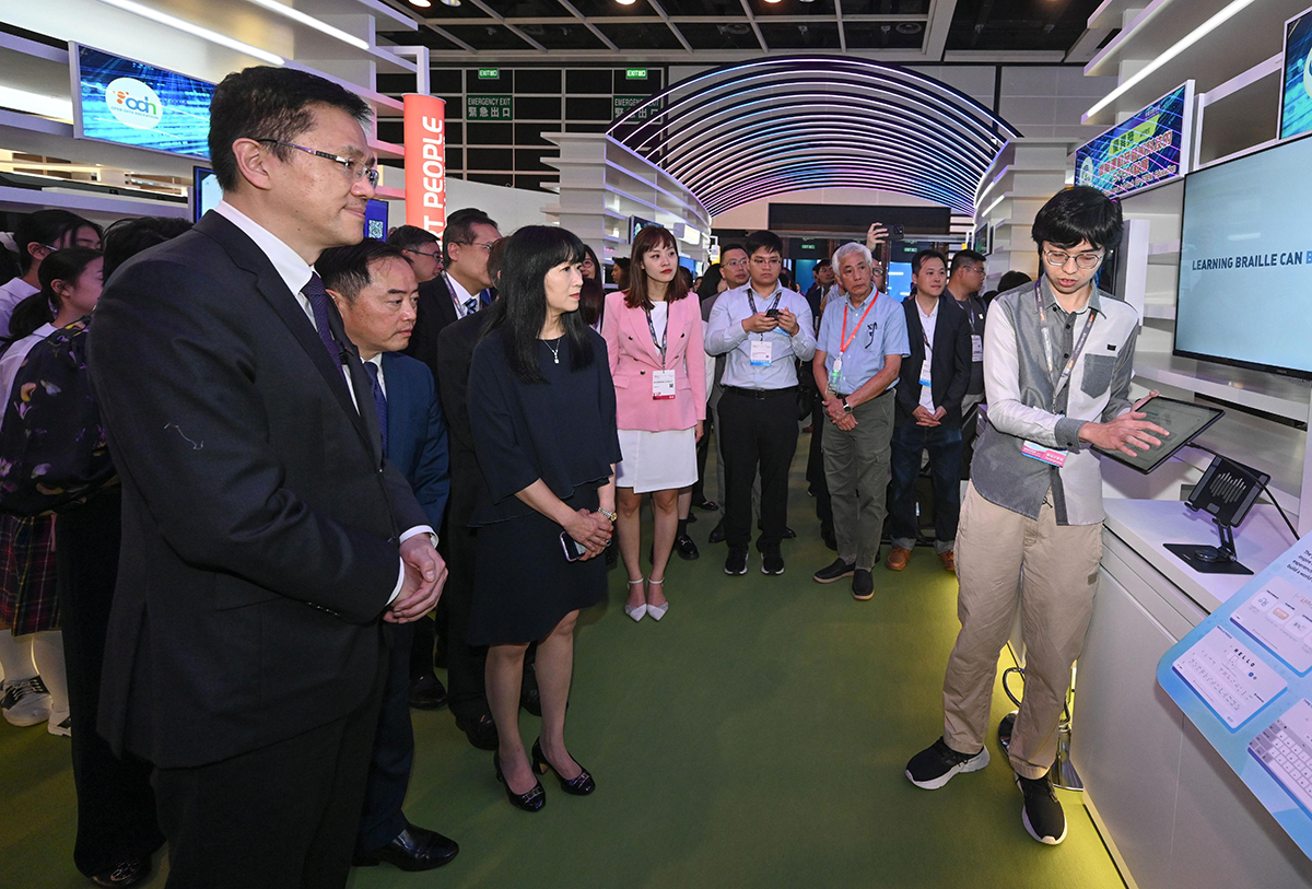The Secretary for Innovation, Technology and Industry, Professor Sun Dong (first left), visited the “Smart Hong Kong Pavilion” at InnoEX today (April 13) and was briefed on the “Braille Learning App” project. Looking on are Under Secretary for Innovation, Technology and Industry, Ms Lillian Cheong (fourth left); the Government Chief Information Officer, Mr Tony Wong (second left); and the Executive Director of the Hong Kong Trade Development Council, Ms Margaret Fong (third left). The project was developed by a tertiary student who has also won the gold medal in the Guangzhou / Hong Kong / Macao / Chengdu Youth Skills Competition.