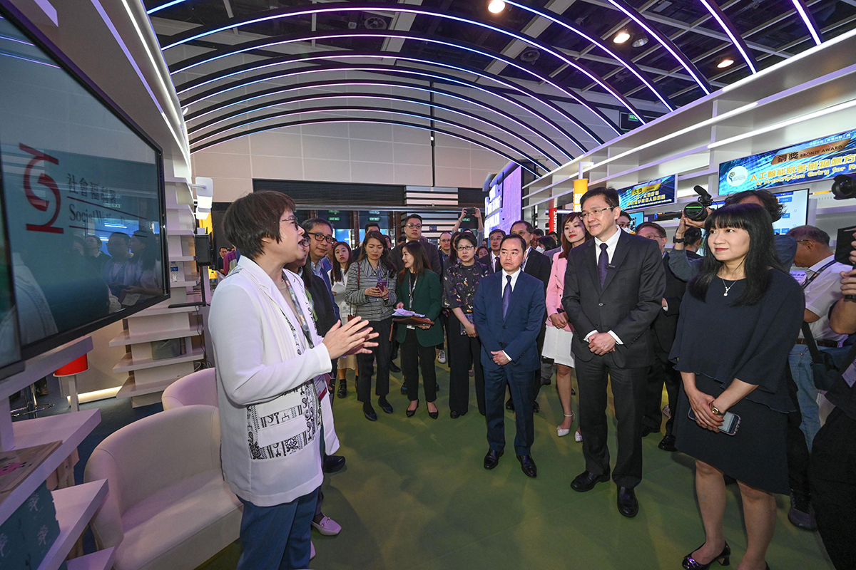 The Secretary for Innovation, Technology and Industry, Professor Sun Dong (second right), visited the “Smart Hong Kong Pavilion” at InnoEX today (April 13) and was briefed on the Social Welfare Department's “Enhancement of Psychological Trauma Treatment Protocol using Virtual Reality”. Looking on are Under Secretary for Innovation, Technology and Industry, Ms Lillian Cheong (third right); the Government Chief Information Officer, Mr Tony Wong (fourth right); and the Executive Director of the Hong Kong Trade Development Council, Ms Margaret Fong (first right).