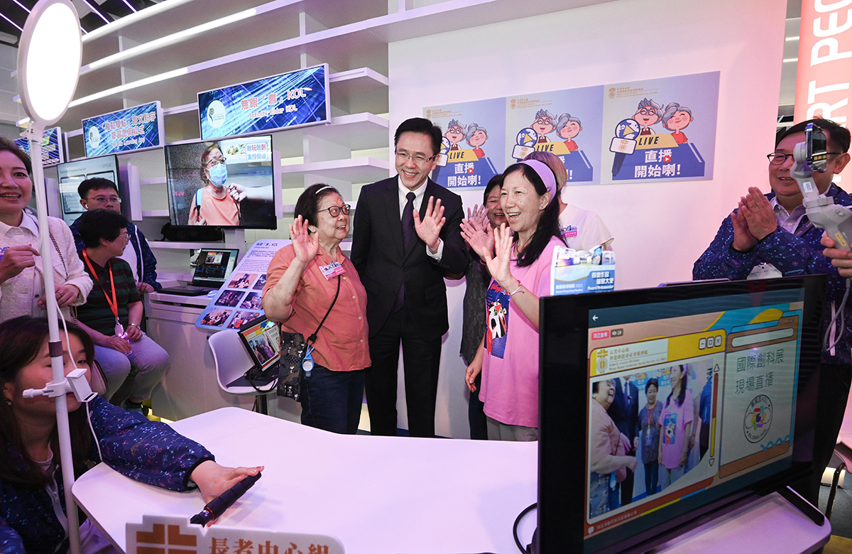 The Secretary for Innovation, Technology and Industry, Professor Sun Dong (centre), visited the “Smart Hong Kong Pavilion” at InnoEX today (April 13) and was briefed on the Hong Kong Lutheran Social Service Elderly Centre Division's “Infinite Elder KOL”.