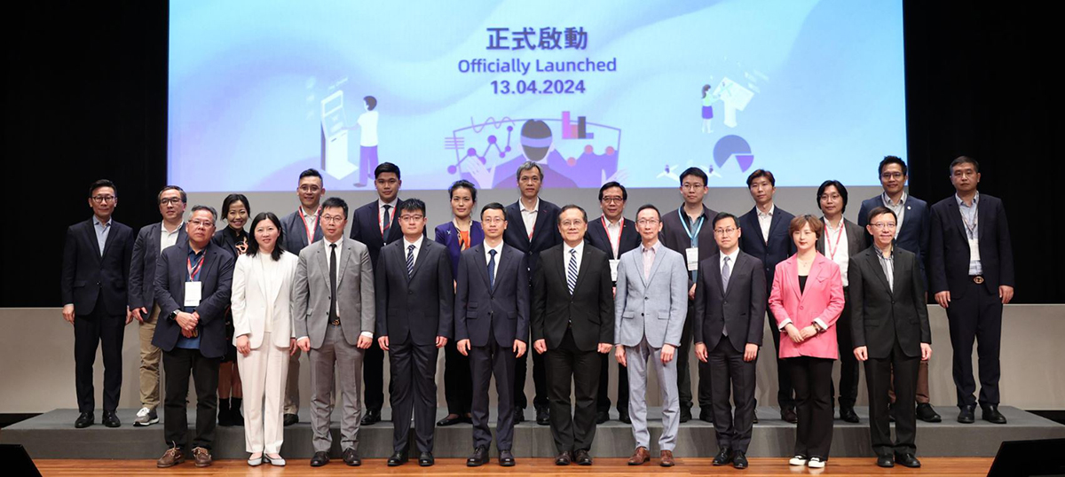 副政府资讯科技总监黄敬文（右五）、上海市数据局副局长邵军博士（左五）和其他嘉宾出席「数据要素x沪港合作开放数据竞赛2024」开幕典礼。